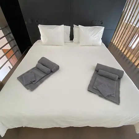 Marina Mezzanine Loft Apartment *