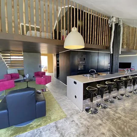 Marina Mezzanine Loft דירה